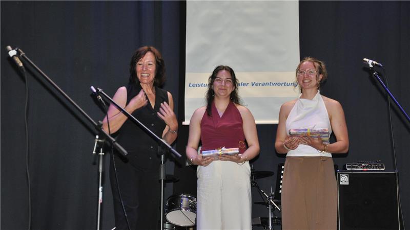 Die Hahndorferin Amalia Saupe trainiert ein Mädchenteam in Afrika Kunst kann sie: Fachlehrerin Karin Kniep übergibt bei der CvD-Abiturentlassfeier den Mönchehaus-Preis an Greta Rühe und Amalia Saupe.
