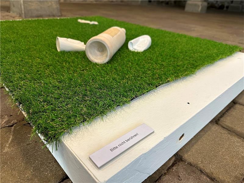 Kunst mit Kondom: „Tête à Tête im Grünen“ heißt das Werk von Mareike Lemke.