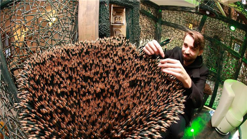500.000 Bleistifte in Holzhaus – Werk soll weiter wachsen Kunst zum Anfassen: Im „Bleistifthaus“ werden reale und virtuelle Welten miteinander verknüpft.