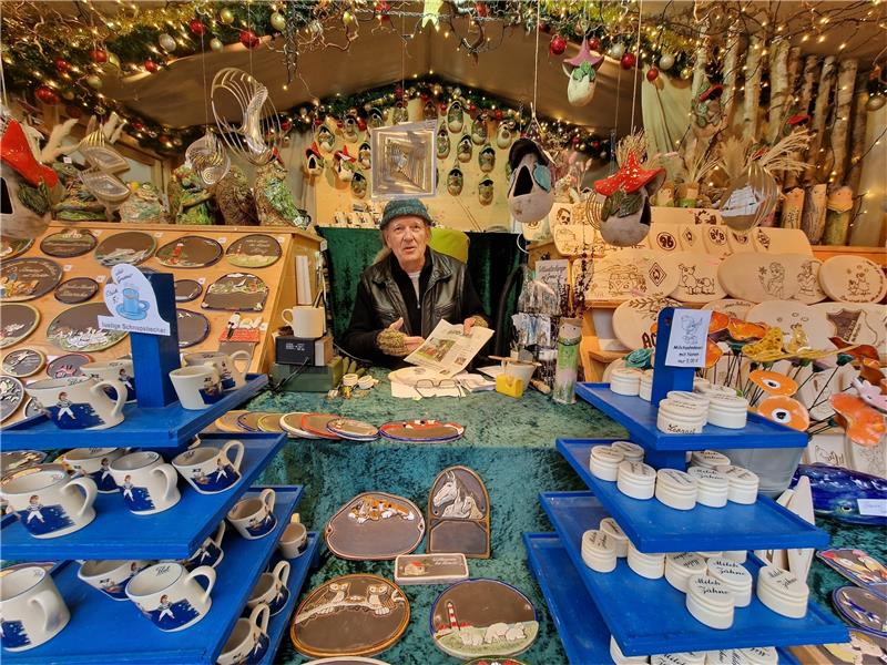 Weihnachtsmarkt: Kunsthandwerker hoffen auf bessere Zeiten Kunsthandwerker Axel Dietsch kann sich momentan nicht beklagen, abgerechnet wird am 30. Dezember. Fotos: Sowa