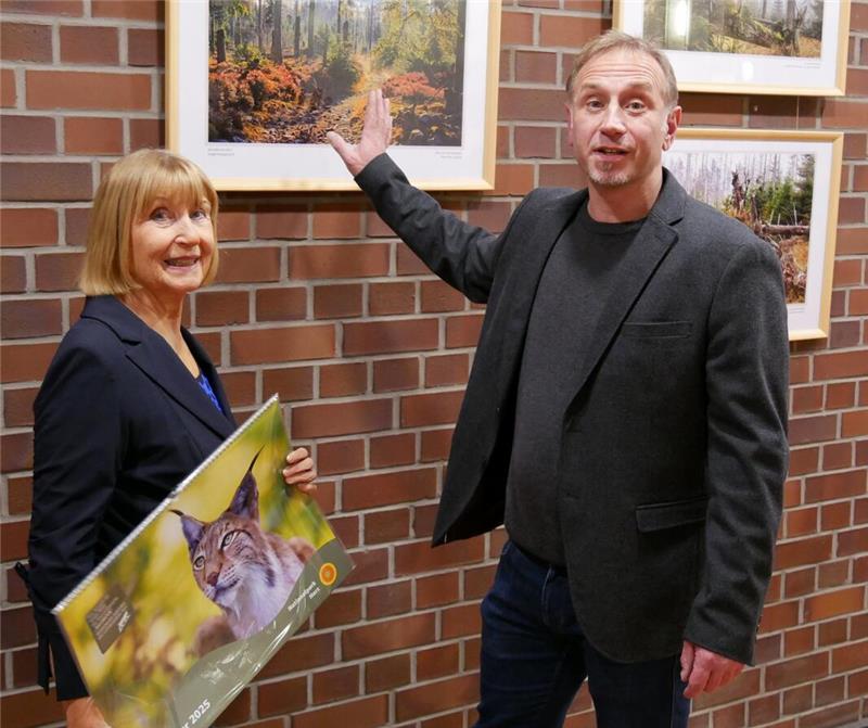 In Goslar stehen die besten Naturfotos aus dem Nationalpark Kunsthistorikerin Dr. Elfie Krajewski mit Nationalparkmitarbeiter Ole Anders während der Ausstellungseröffnung im Kreishaus Goslar. Zu sehen sind Naturfotos aus dem Nationalpark.