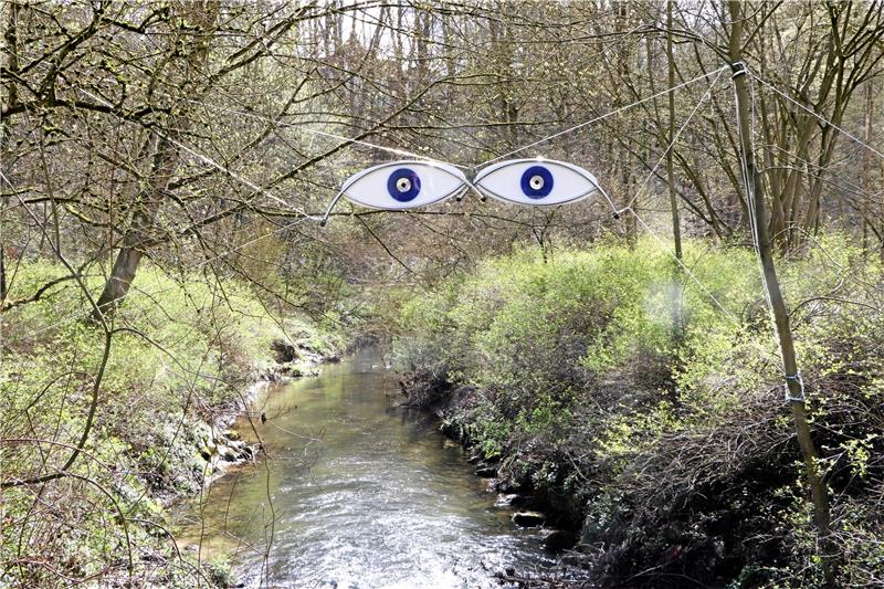 Landesgartenschau in Bad Gandersheim startet heute Kunstinstallationen – so wie hier die Augen über der Gande – finden sich überall auf dem Gelände der Landesgartenschau in Bad Gandersheim. Foto: Gereke