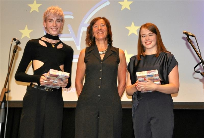 Kunstlehrerin Karin Kniep übergibt an Filip Sandte und Carolin Kupfer den Preis des Mönchehaus-Museums. Foto: Heine