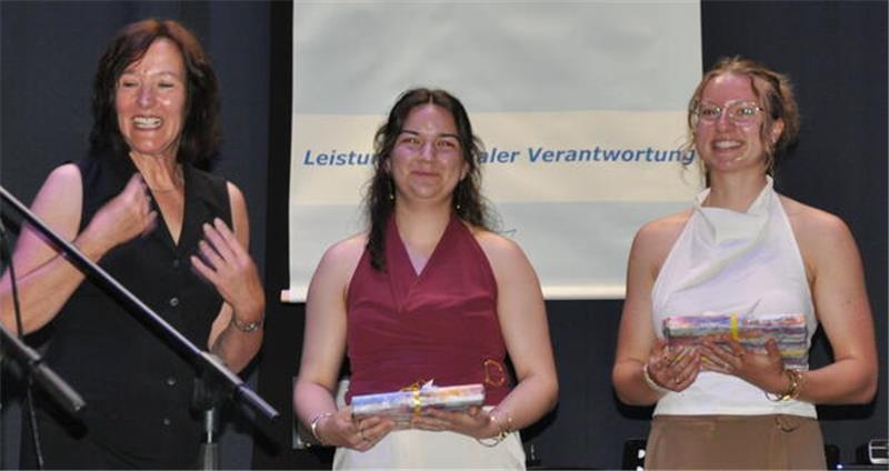 Goslarer CvD-Gymnasium entlässt seinen Premieren-Jahrgang Kunstleistungskurs als Alleinstellungsmerkmal (v.l.): Lehrerin Karin Kniep übergibt den Mönchehaus-Preis an Greta Rühe und Amalia Saupe.