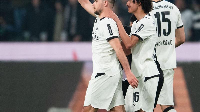 Kunstschütze Stöger jubelt über sein Traumtor zum 1:0. 