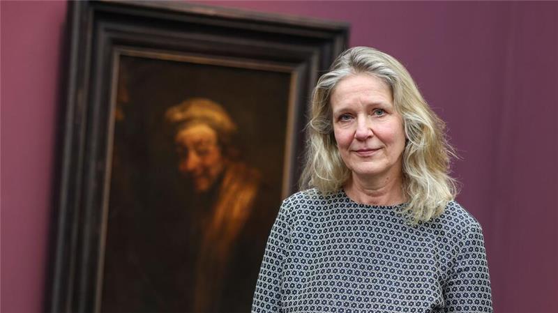 Rembrandts Comedy-Seite Kuratorin Anja Sevcik vor einem ihrer Lieblingsbilder: Der „Lachende Rembrandt“.