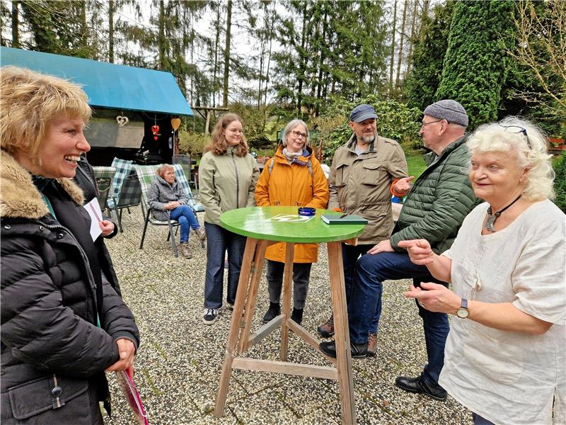 Altenauer Bürger wollen dem Herzweg Leben einhauchen Kurdirektorin Bettina Beimel (l.) trägt mit Bürgern Ideen für den Altenauer Herzweg zusammen. Edeltraut Mahlke (r.) stellt dafür ihren Garten zur Verfügung. Foto: Knoke