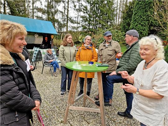 Kurdirektorin Bettina Beimel (l.) trägt mit Bürgern Ideen für den Altenauer Herzweg zusammen. Edeltraut Mahlke (r.) stellt dafür ihren Garten zur Verfügung. Foto: Knoke
