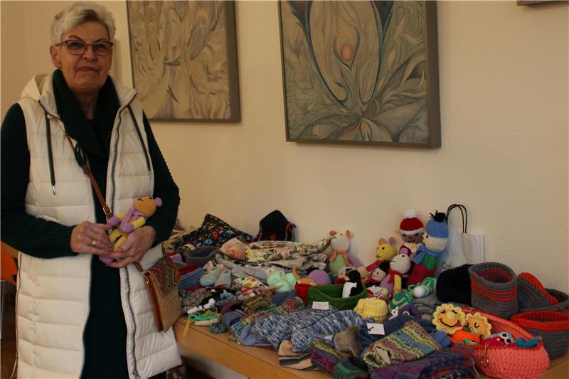 Kurs-Leiterin Monika Homann präsentiert voller Stolz die fertigen Produkte. Foto: Jenzora