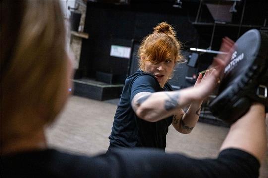 Kurs-Trainerin Valerie Banik führt im Queeren Nachtclub «SchwuZ» Techniken zur Selbstverteidigung vor.
