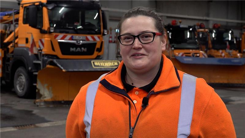 Straßenwärterin Kurs-Weschke trotzt Schnee und Anfeindungen Kurs-Weschke arbeitet für die Straßenmeisterei in Goslar und sorgt dort für sichere Verkehrswege.