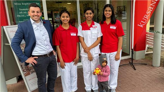 Kursana-Direktor Jonas Günther (von links) freut sich über die neuen Teammitglieder Besty Thomas, Leena und Libina Benny.