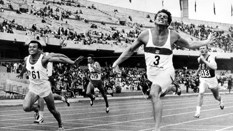 Weltrekord und Bronze: Ex-Zehnkämpfer Bendlin ist tot Kurt Bendlin läuft beim olympischen Zehnkampf 1968 über die Ziellinie.