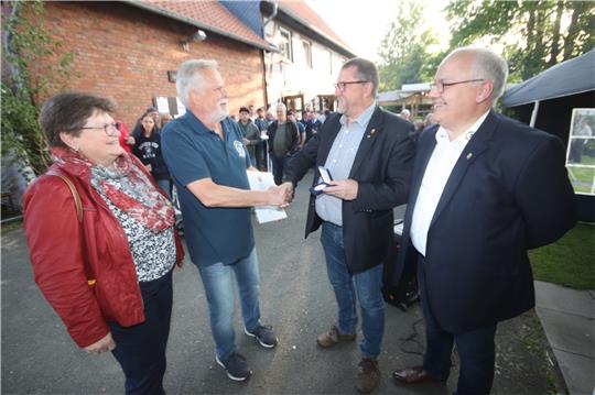Kurt Höfer (2.v.li.) erhält aus den Händen von Liebenburgs Bürgermeister Alf Hesse im Beisein von Heißums Ortsbürgermeisterin Dr. Claudia Moog und dem amtierenden Mausebrunnenkönig Hans Hesse (re.) die Ehrenmedaille.  Foto: Gereke