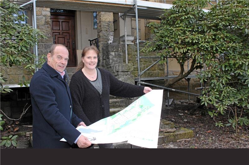 Kurt-Josef Michels und Verwaltungschefin Annette Bothe stellen in der Barbarossa-Klinik 50 Betten für reguläre Krankenhauspatienten zur Verfügung.