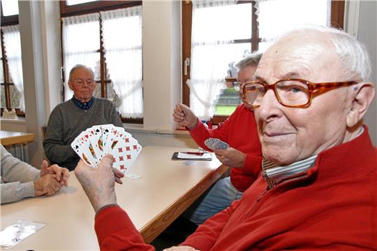 Kurt Lwowski zeigt sein mehr oder weniger gutes Blatt natürlich nur am Spiel unbeteiligten Zuschauern. Ansonsten hält er die Konzentration hoch und lässt sich ungern ablenken. Foto: Leifeld
