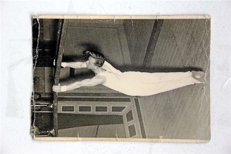Kurt Probst vom TSV nimmt im Jahr 1951 an einem Schauturnen in Ortshausen teil – die Decke scheint fast zu niedrig für die Übung am Barren.  Repros: Gereke