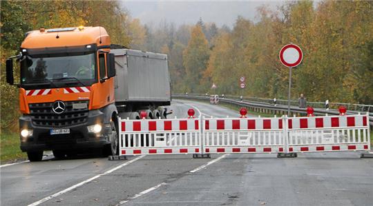 Kurz hinter dem Staudamm ist für den normalen Verkehr in Richtung Lautenthal am Montagvormittag Schluss: Die Sanierung der L 515 läuft.
