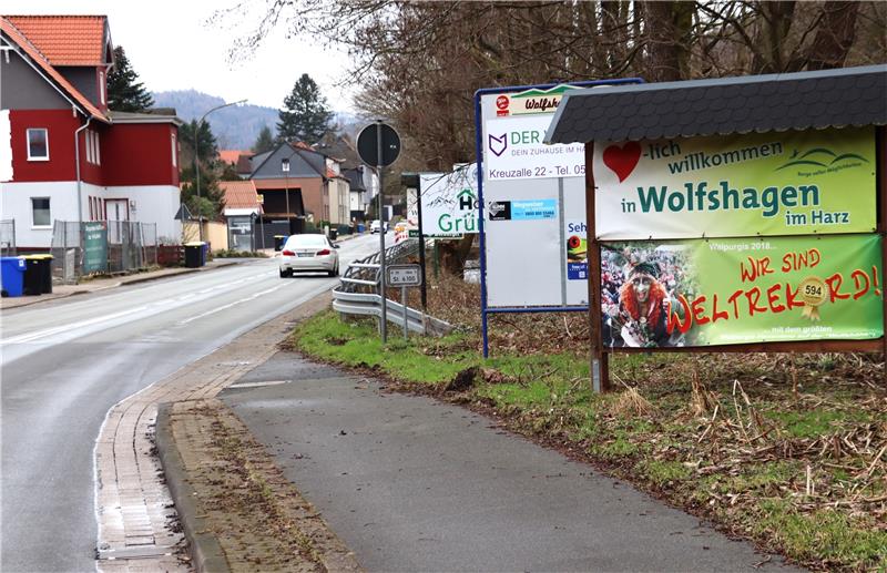 Wolfshagen: Keine Fahrradschutzstreifen auf der K 35 Kurz hinter der Mittelinsel am Ortseingang von Wolfshagen endet der von Langelsheim kommende Fahrradweg. Hier hätte ein Fahrradschutzstreifen zur Sicherheit der Radler ansetzen sollen. Foto: Neddermeier