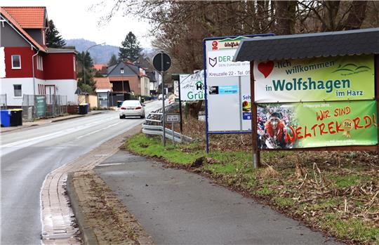 Kurz hinter der Mittelinsel am Ortseingang von Wolfshagen endet der von Langelsheim kommende Fahrradweg. Hier hätte ein Fahrradschutzstreifen zur Sicherheit der Radler ansetzen sollen.  Foto: Neddermeier
