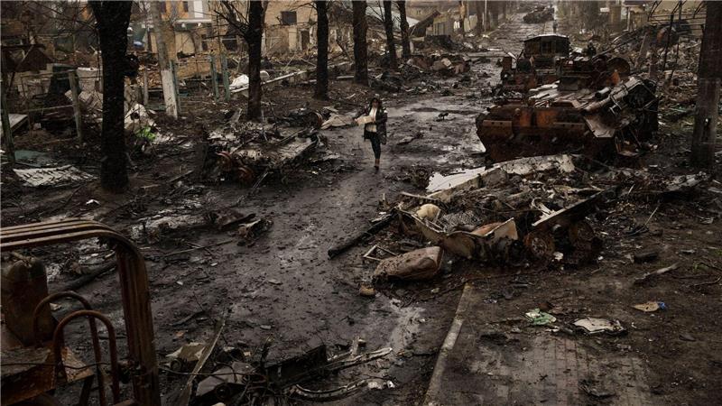 Kurz nach Kriegsbeginn hinterließen die russischen Besatzer in der ukrainischen Kleinstadt Butscha nahe der Hauptstadt Kiew ein Bild der Verwüstung.