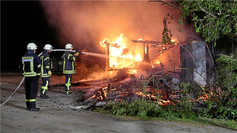 Geräteschuppen auf Goslarer Friedhof brennt komplett nieder Kurz nach Mitternacht geht der Alarm ein: Die Feuerwehr Goslar kämpft gegen das Feuer.