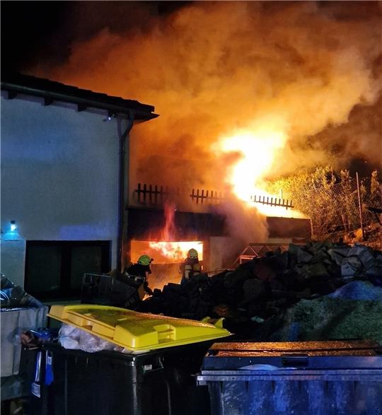 Kurz nach Mitternacht schlagen am 15. Januar meterhohe Flammen aus dem Garagenanbau. Im Gebäude finden die Einsatzkräfte fünf Gasflaschen. Foto: Feuerwehr Seesen