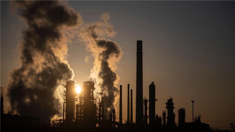 Mehr Exporte, weniger Produktion: Aufschwung bleibt aus Kurz nach Ostern verkündeten die USA und Iran, dass sie sich auf eine zweiwöchige Waffenruhe geeinigt haben. Der Iran kündigte ein Ende der Blockade der für den weltweiten Öl- und Gashandel wichtigen Meerenge Straße von Hormus an. Wird der Schmierstoff der Weltwirtschaft dauerhaft wieder günstiger? (Symbolbild)