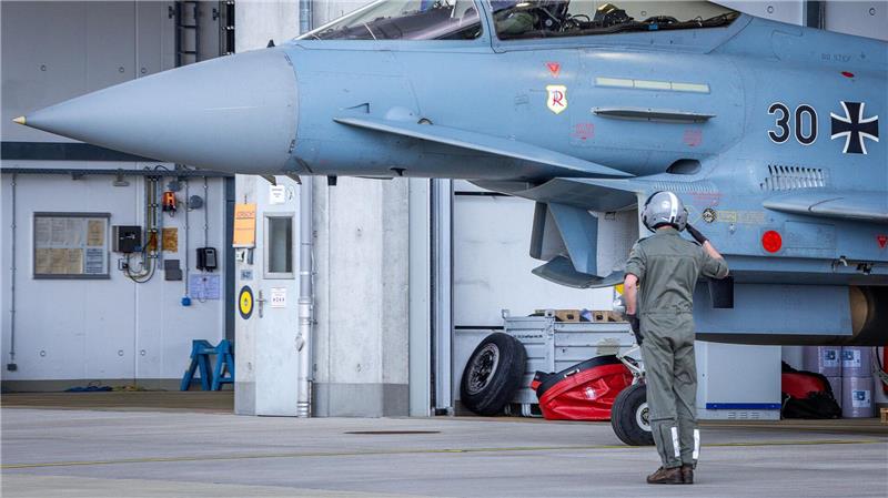Kurz nach dem Alarm rollt der Eurofighter schon aus dem Hangar.