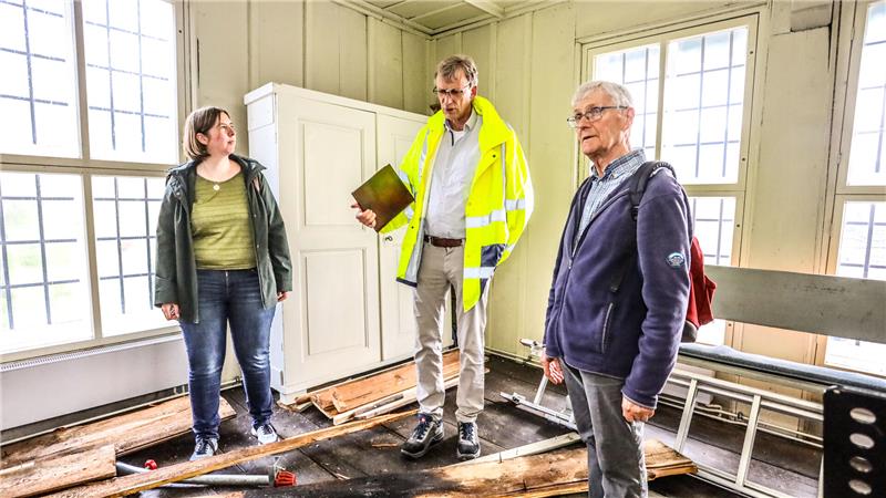 Größte Holzkirche Deutschlands brennt im Juli Das Foto zeigt eine Frau und zwei Männer in der Marktkirche bei der Begutachtung der Schäden nach dem Brand.