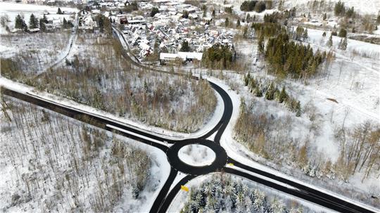 Kurz nach dem Kreisverkehr Braunlage-Süd in Richtung Hohegeiß bauen die Täter den Unfall. Von da aus sind sie in die etwa 100 Meter entfernt liegende ehemalige Polizeischule geflüchtet, von der die zwei Hauptgebäude gut zu erkennen sind. Foto: Neuendorf