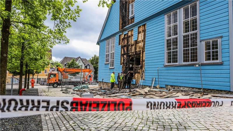 Kurz nach dem Marktkirchenbrand sind Ermittler an dem Gotteshauses zugange.
