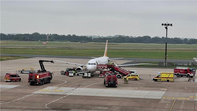 Crew bemerkt Dampf - Flugzeug kehrt nach Bremen zurück Kurz nach dem Start musste ein Flugzeug an den Flughafen Bremen zurückkehren. (Archivbild)