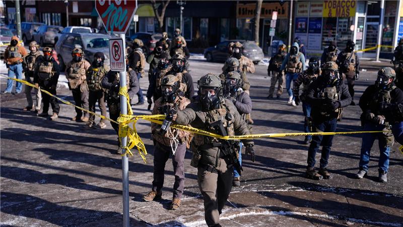 Kurz nach dem Vorfall versammelten sich Demonstranten vor Ort, die Beamten sperrten die Umgebung ab.