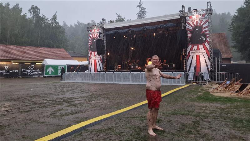 Trotz Unterbrechung: 2500 Fans feiern bei „Rock am Beckenrand“ bis in die Nacht Kurz nach der Aufforderung zur Evakuierung war das Gelande bereits wie leergefegt. Foto: Brigmann
