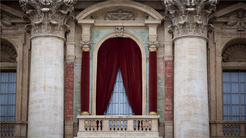 Was passiert nach dem Tod des Papstes? Kurz nach der Papstwahl wird sich der neugewählte Papst auf dem Balkon den Gläubigen zeigen. (Archivbild)