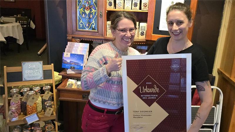 Kurz nach der Verleihung arbeiten Diana Hoffmeister (l.) und Toni Siegmeier wieder im Café am Markt.