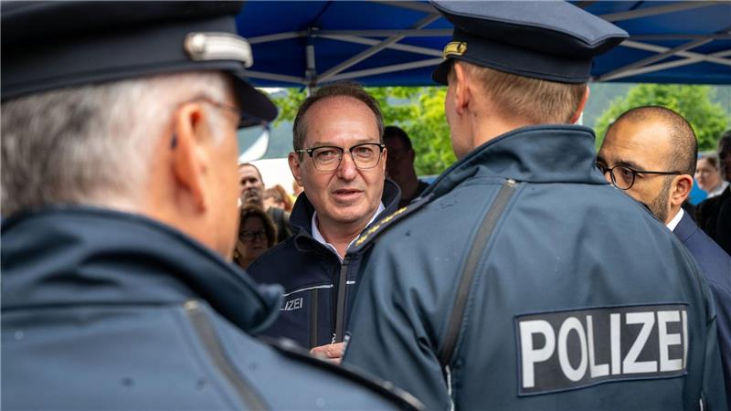 Gericht: Zurückweisung von Asylsuchenden war rechtswidrig Kurz nach seinem Amtsantritt hatte der neue Bundesinnenminister Alexander Dobrindt (CSU) angeordnet, an den deutschen Grenzen auch Asylsuchende zurückzuweisen. (Archivbild)