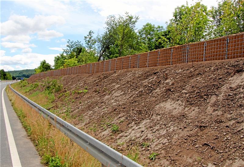 Kurz, nachdem der A 36-Lärmschutzwall bei Lengde im Juli 2020 fertiggestellt war, wurde Kritik laut, dass er nichts bringt – Messungen starteten.  Archivfoto: Hohaus