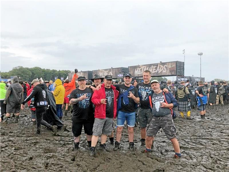 Wacken-Festival: Gute Laune im tiefen Schlamm Kurz vor Beginn des ersten Konzerts am Mittwoch vor dem Eingang zum Festivalgelände: Stefan Meffert aus Döhren (3. v. li.) mit seinem Cousin Thomas Meffert, Oliver Woydt, seinem Sohn Oliver Meffert, Andreas Fricke und Frank Heine (v. li.). Kurze Hosen und Schuhe, die viel aushalten, gehören zur Ausstattung. Foto: Privat