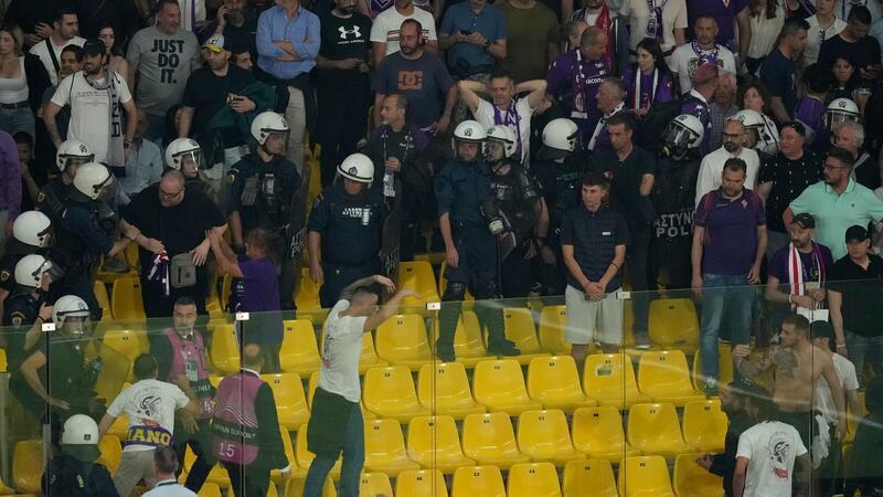 Olympiakos Piräus gewinnt Titel in der Conference League Kurz vor Ende der ersten Halbzeit kam es im Stadion zu Auseinandersetzungen zwischen Anhängern von Piräus und Florenz.
