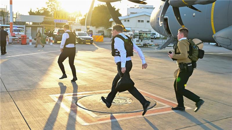 Kurz vor Ende des Besuchs muss Wadephul wegen eines Voralarms das Flugzeug verlassen.