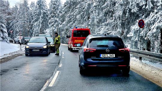 Kurz vor Hahnenklee regelt die Polizei den Verkehr.
