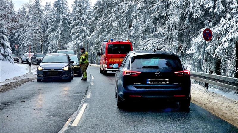Kurz vor Hahnenklee regelt die Polizei den Verkehr.