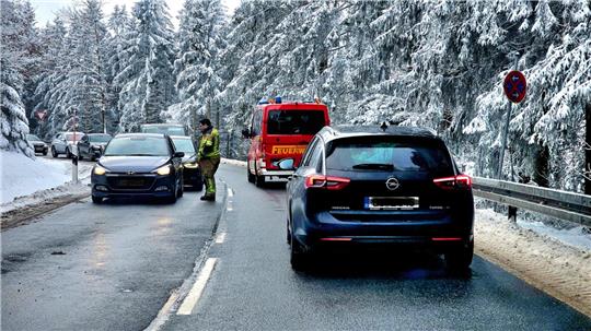 Kurz vor Hahnenklee regelt die Polizei den Verkehr.