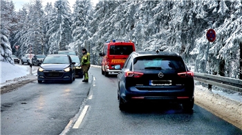 Kurz vor Hahnenklee regelt die Polizei den Verkehr.