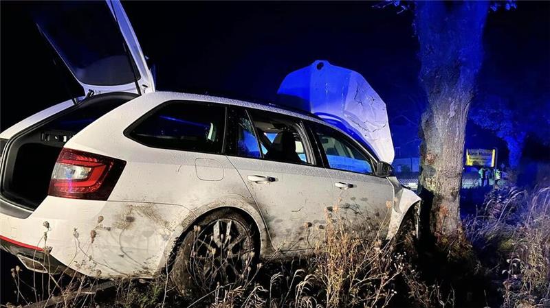 Unfall bei Liebenburg: Betrunkener ohne Führerschein fährt gegen Baum Kurz vor Klein Mahner prall der Pkw gegen einen Baum.