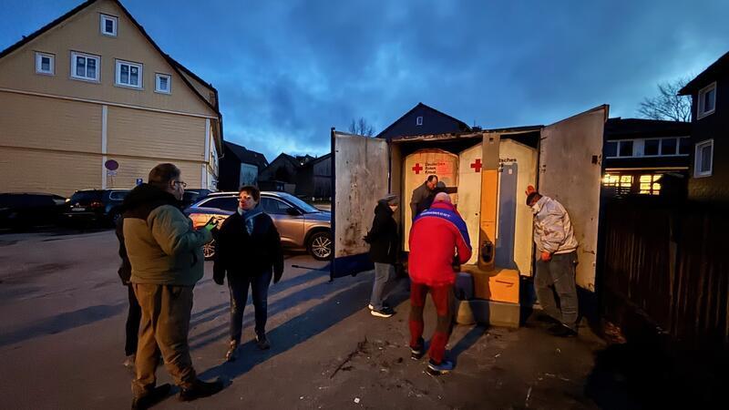 Kurz vor Weihnachten bauen die Ehrenamtlichen des DRK Clausthal-Zellerfeld den Altkleidercontainer am Rollplatz ab.