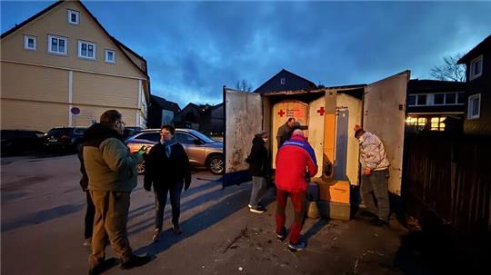 Kurz vor Weihnachten bauen die Ehrenamtlichen des DRK Clausthal-Zellerfeld den Altkleidercontainer am Rollplatz ab.