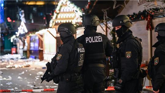 Kurz vor Weihnachten war ein 50-Jähriger aus Saudi-Arabien mit einem Auto über den Magdeburger Weihnachtsmarkt gerast. (Archivbild)